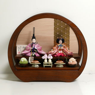 望月龍翠作 オレンジと薄紫衣装の雛人形アクリル円型オーク塗飾り