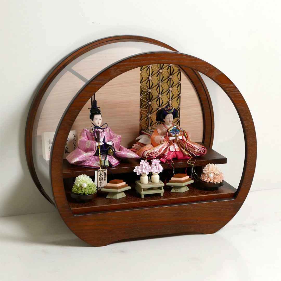 望月龍翠作 オレンジと薄紫衣装の雛人形アクリル円型オーク塗飾り