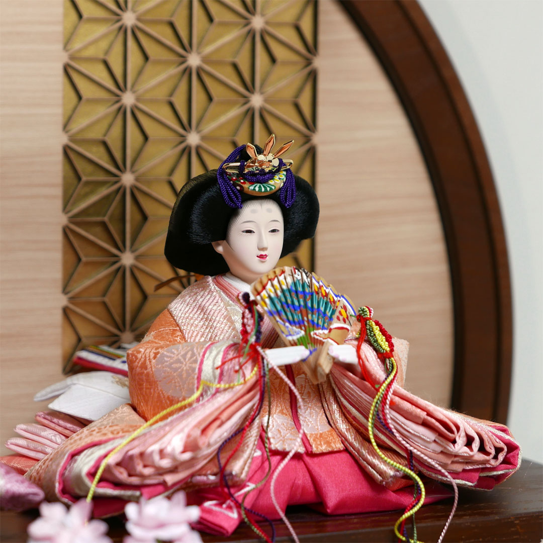 望月龍翠作 オレンジと薄紫衣装の雛人形アクリル円型オーク塗飾り