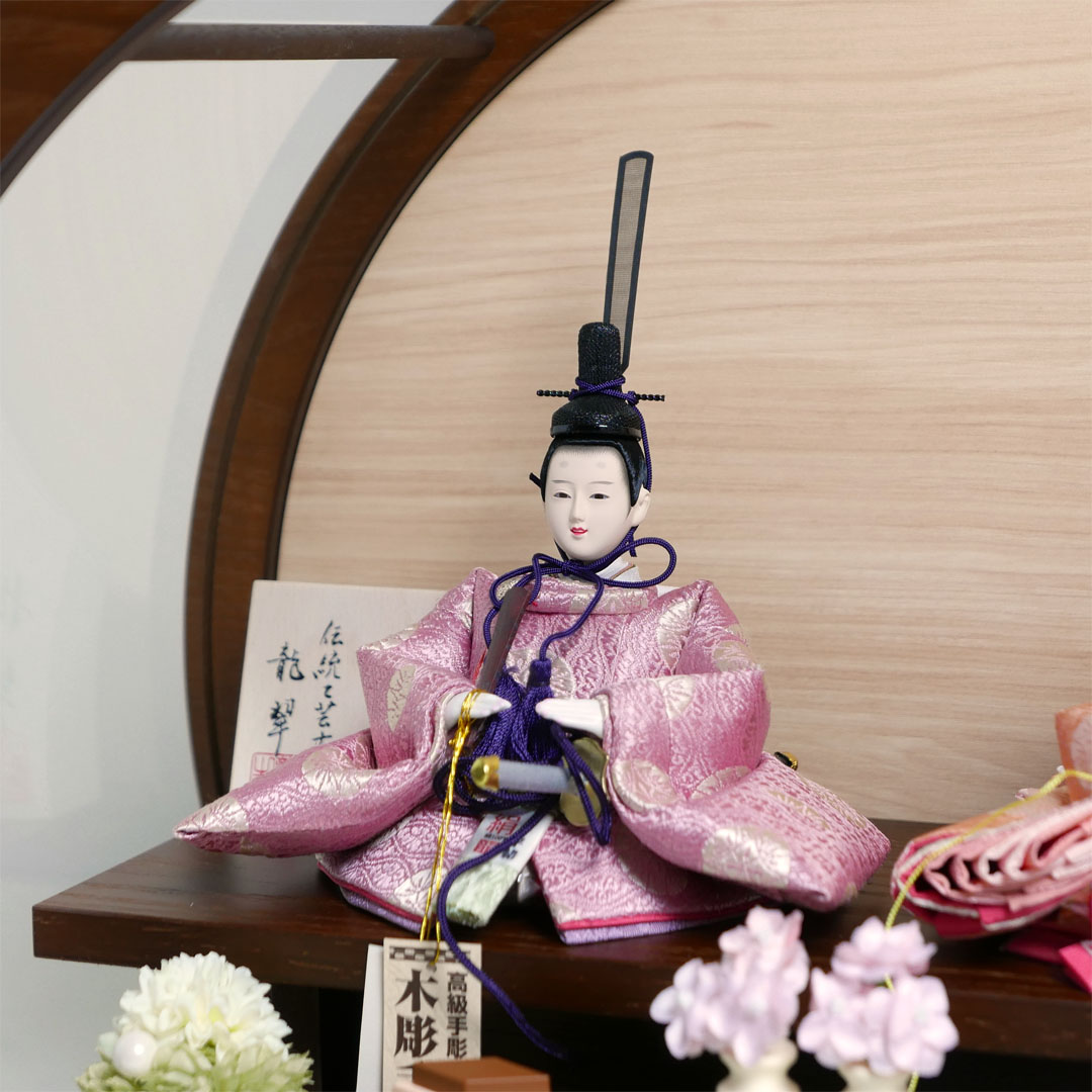 望月龍翠作 オレンジと薄紫衣装の雛人形アクリル円型オーク塗飾り