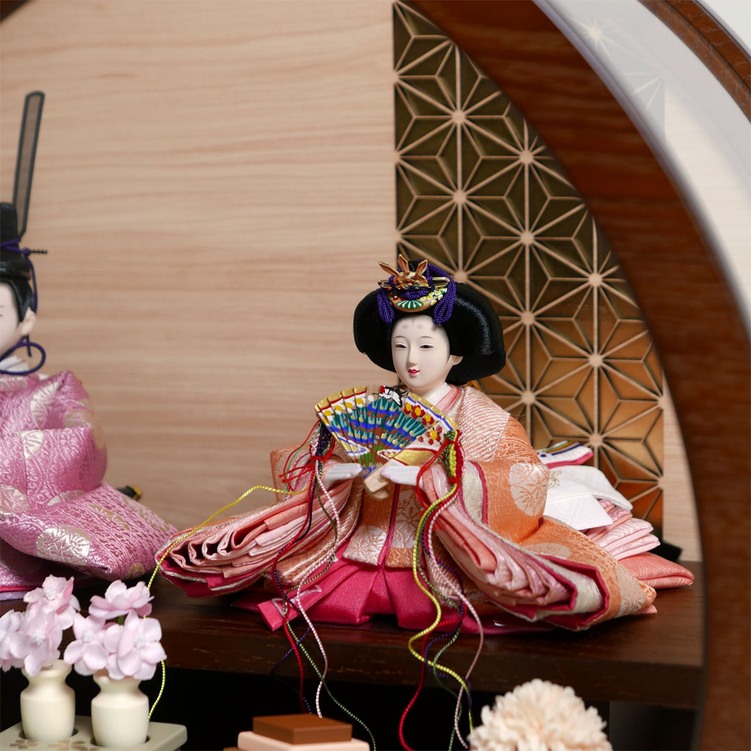 望月龍翠作 オレンジと薄紫衣装の雛人形アクリル円型オーク塗飾り