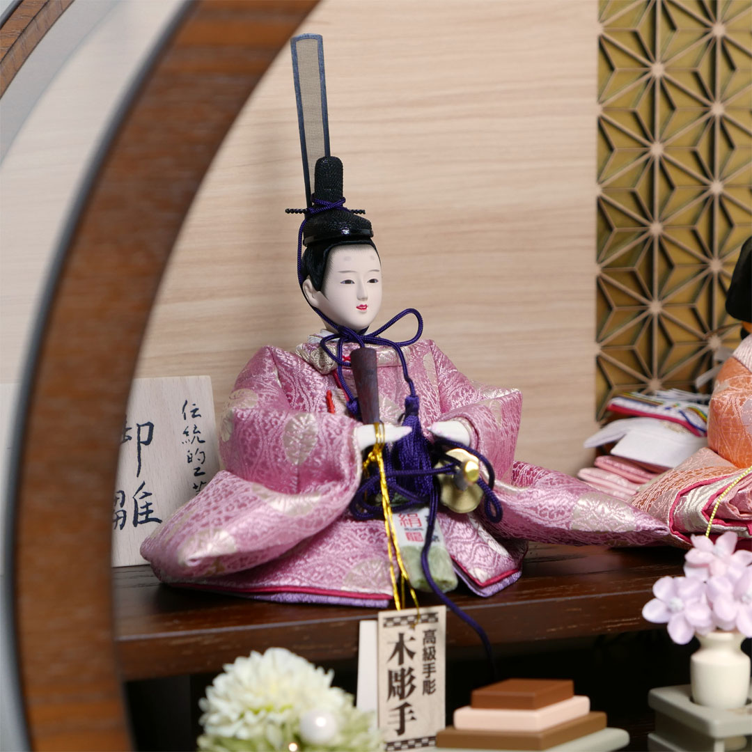 望月龍翠作 オレンジと薄紫衣装の雛人形アクリル円型オーク塗飾り