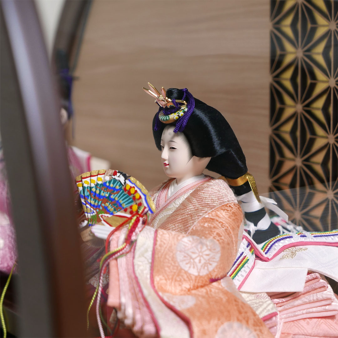 望月龍翠作 オレンジと薄紫衣装の雛人形アクリル円型オーク塗飾り