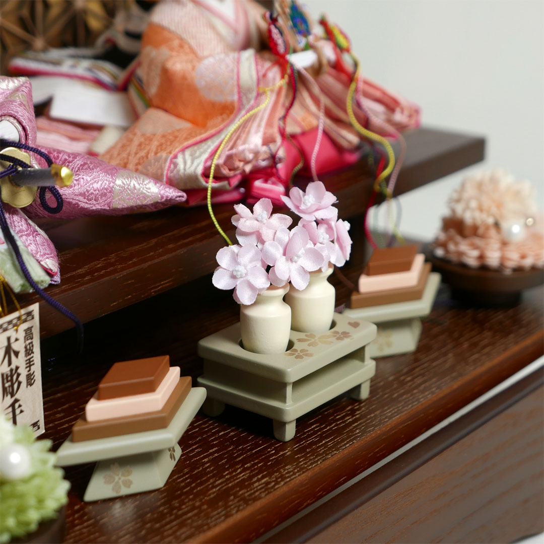 望月龍翠作 オレンジと薄紫衣装の雛人形アクリル円型オーク塗飾り