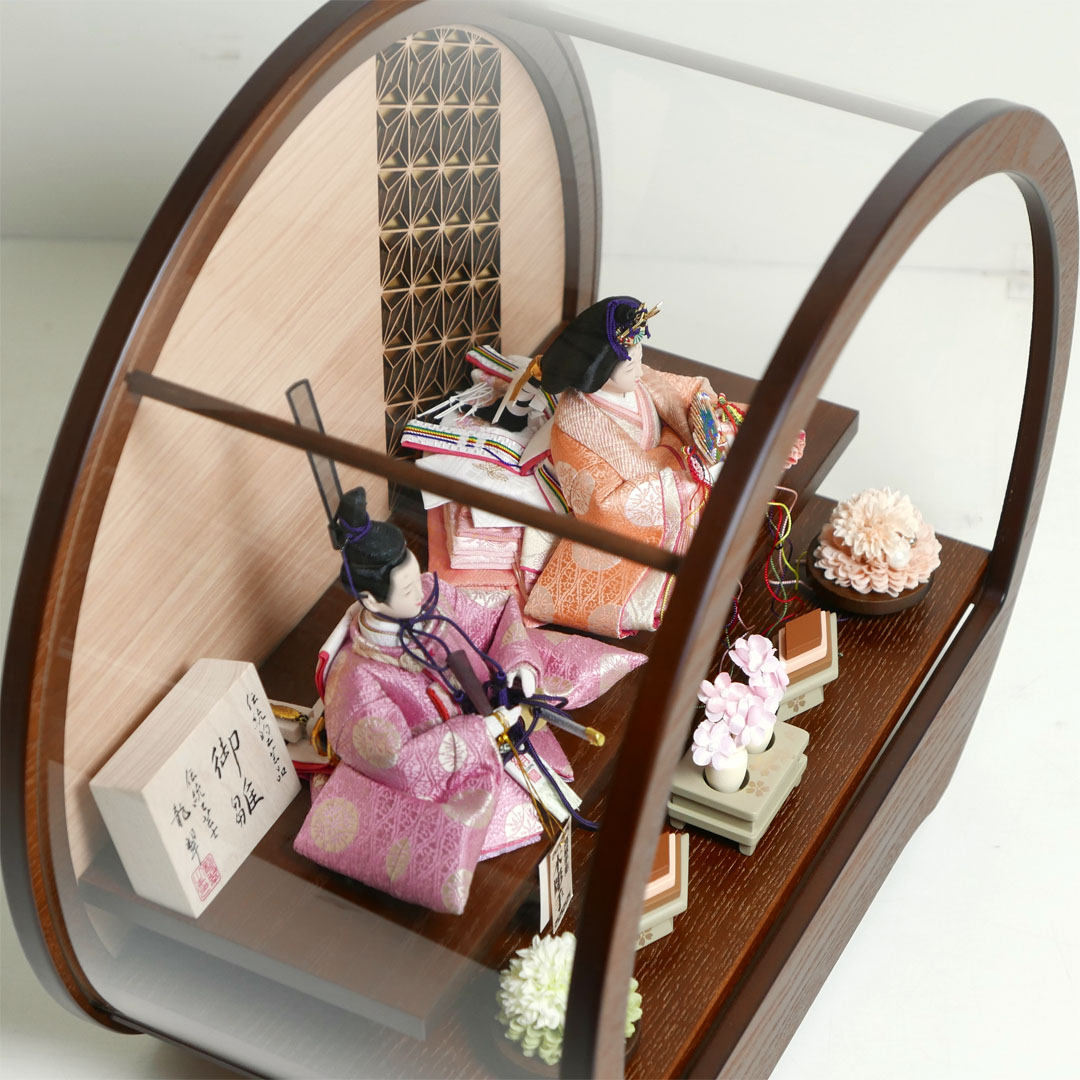 望月龍翠作 オレンジと薄紫衣装の雛人形アクリル円型オーク塗飾り