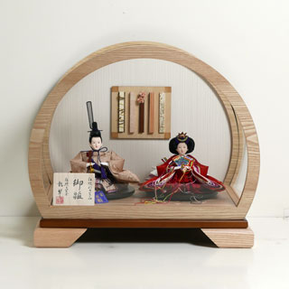 望月龍翠作 オレンジと薄紫衣装の雛人形アクリル円型ケース飾り