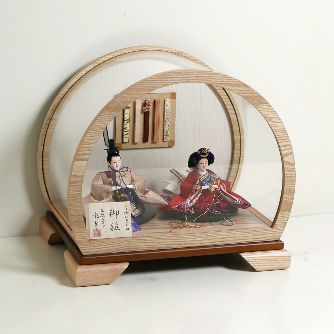 望月龍翠作 朱色と黄土色衣装の雛人形アクリル円型ケース飾り