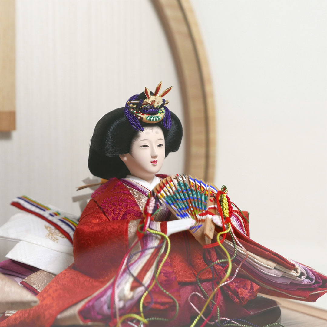 望月龍翠作 朱色と黄土色衣装の雛人形アクリル円型ケース飾り