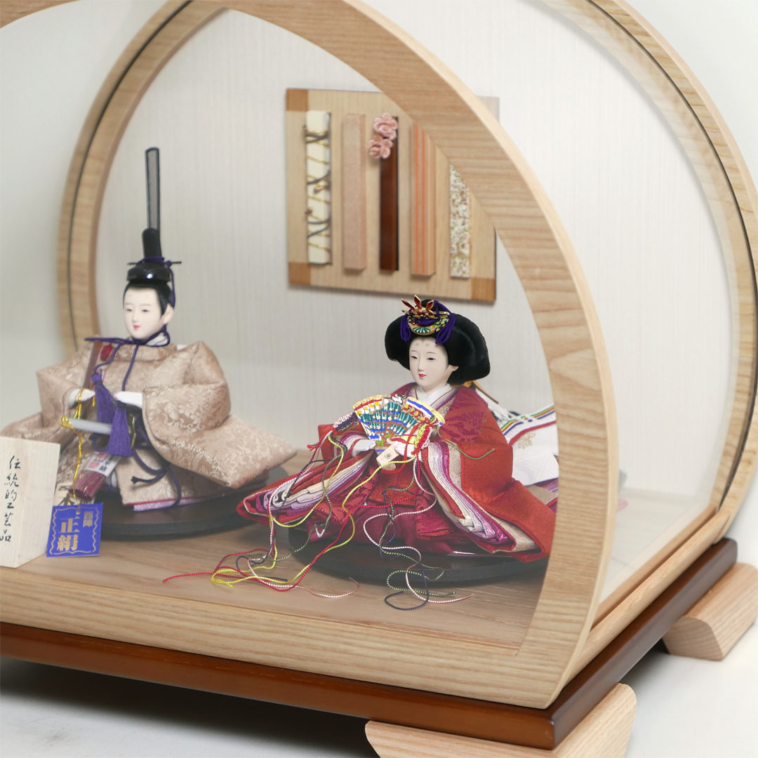 望月龍翠作 朱色と黄土色衣装の雛人形アクリル円型ケース飾り