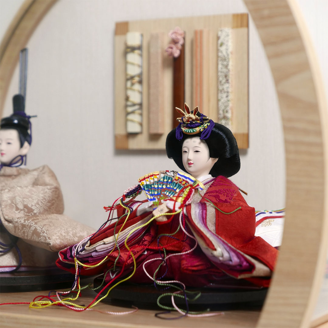 望月龍翠作 朱色と黄土色衣装の雛人形アクリル円型ケース飾り