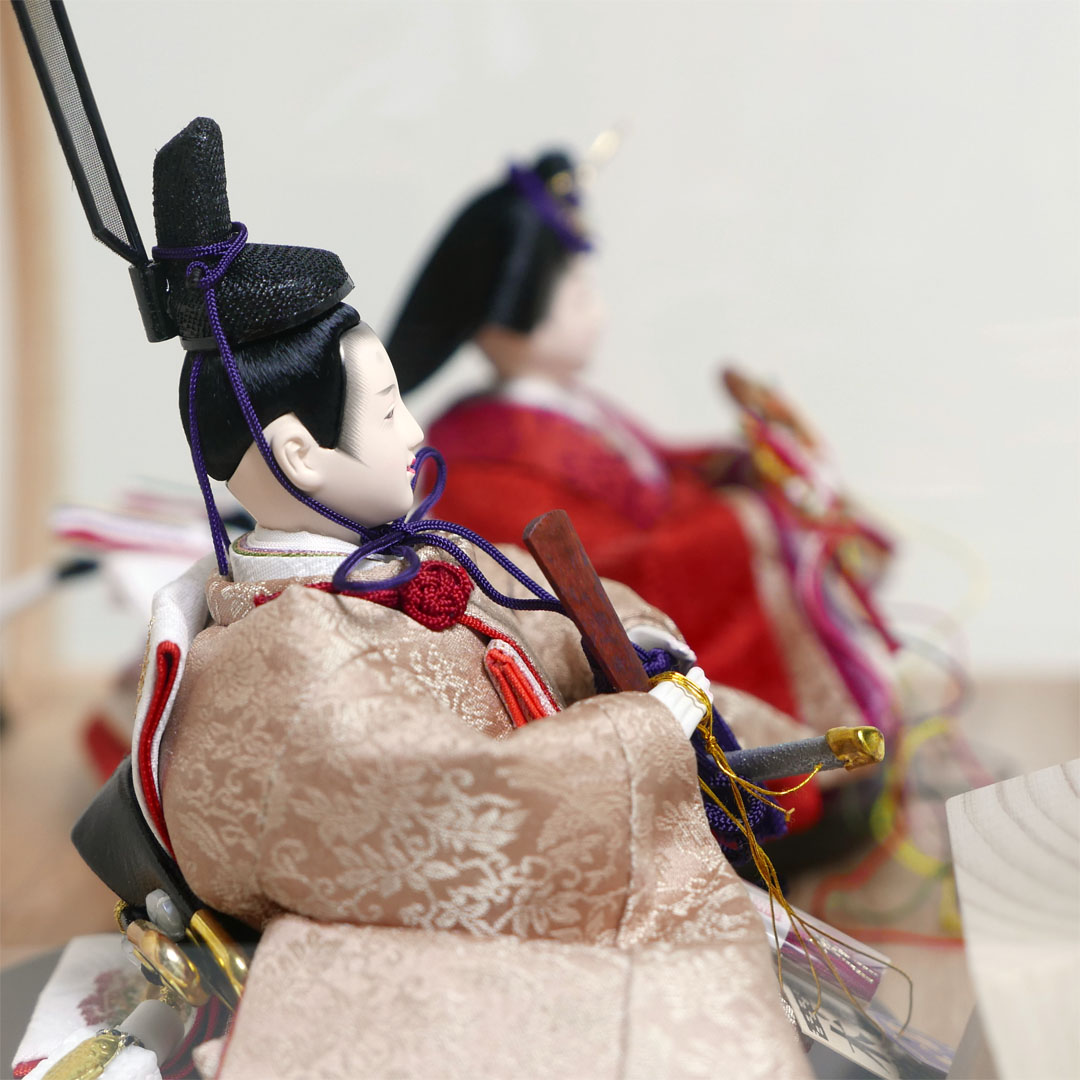 望月龍翠作 朱色と黄土色衣装の雛人形アクリル円型ケース飾り