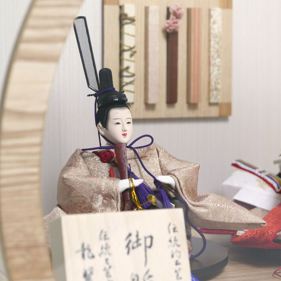 望月龍翠作 朱色と黄土色衣装の雛人形アクリル円型ケース飾り