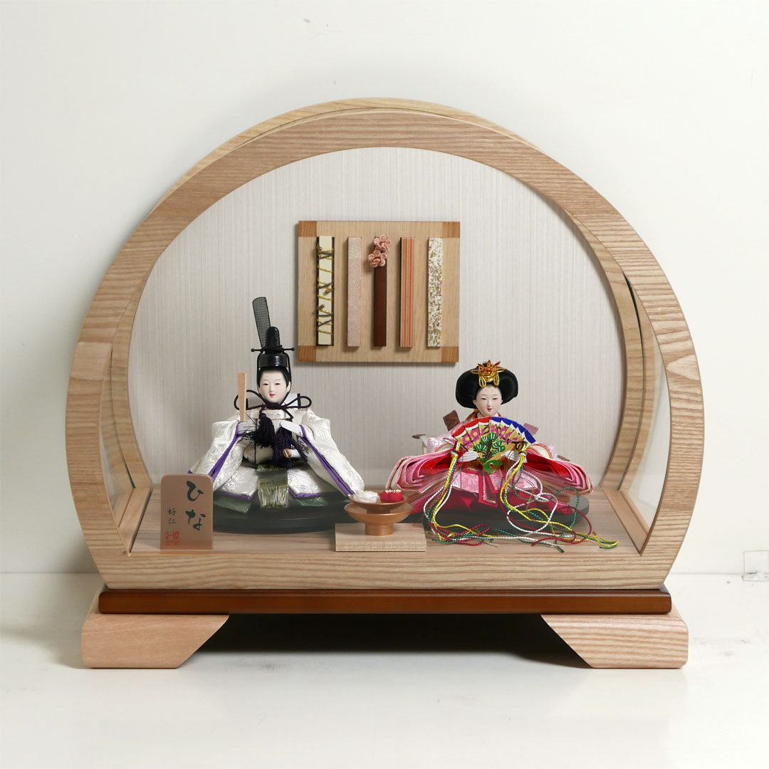 淡いピンク衣装の極小雛人形アクリル円型ケース飾り