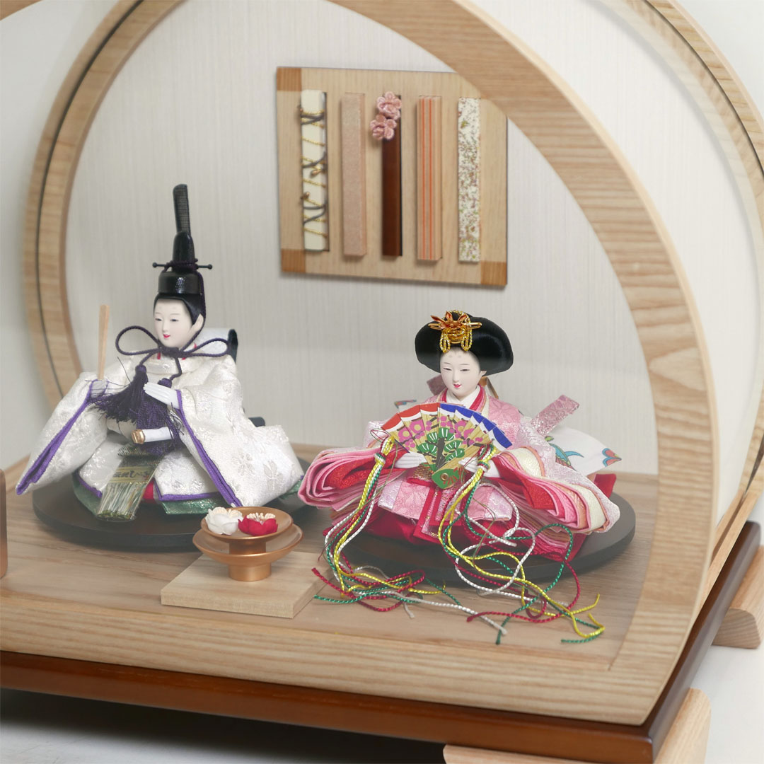 淡いピンク衣装の極小雛人形アクリル円型ケース飾り