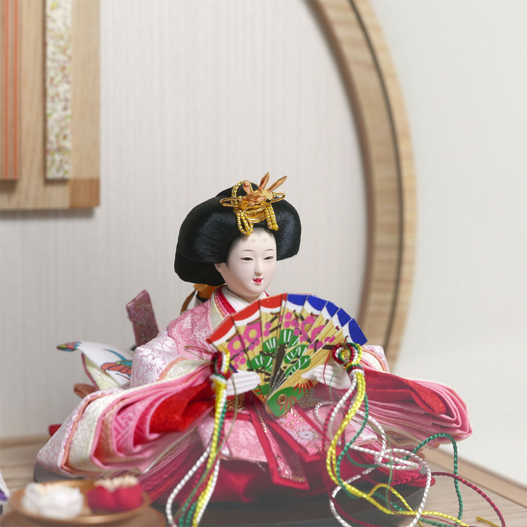 淡いピンク衣装の極小雛人形アクリル円型ケース飾り