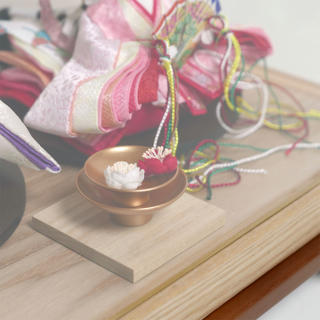 淡いピンク衣装の極小雛人形アクリル円型ケース飾り