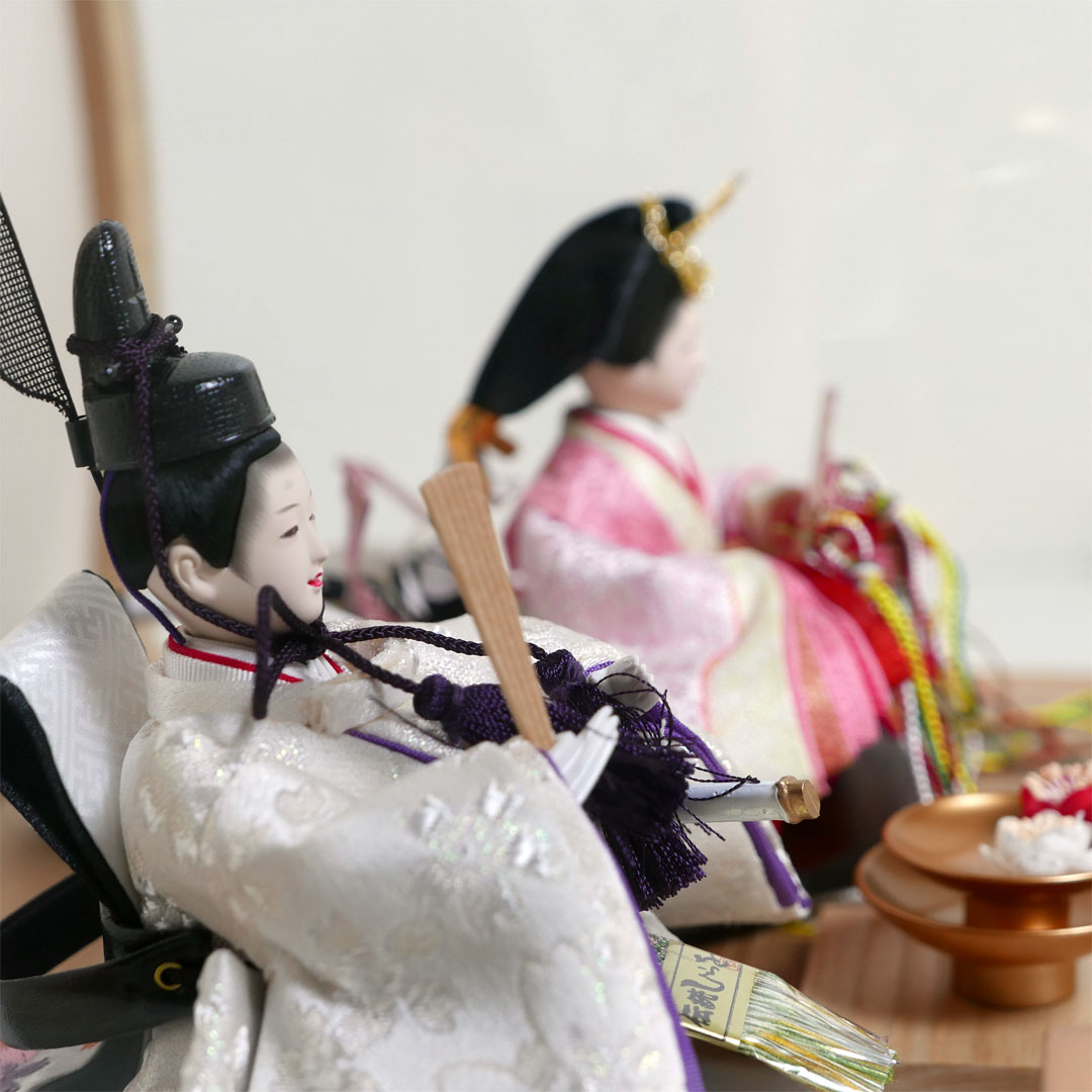 淡いピンク衣装の極小雛人形アクリル円型ケース飾り