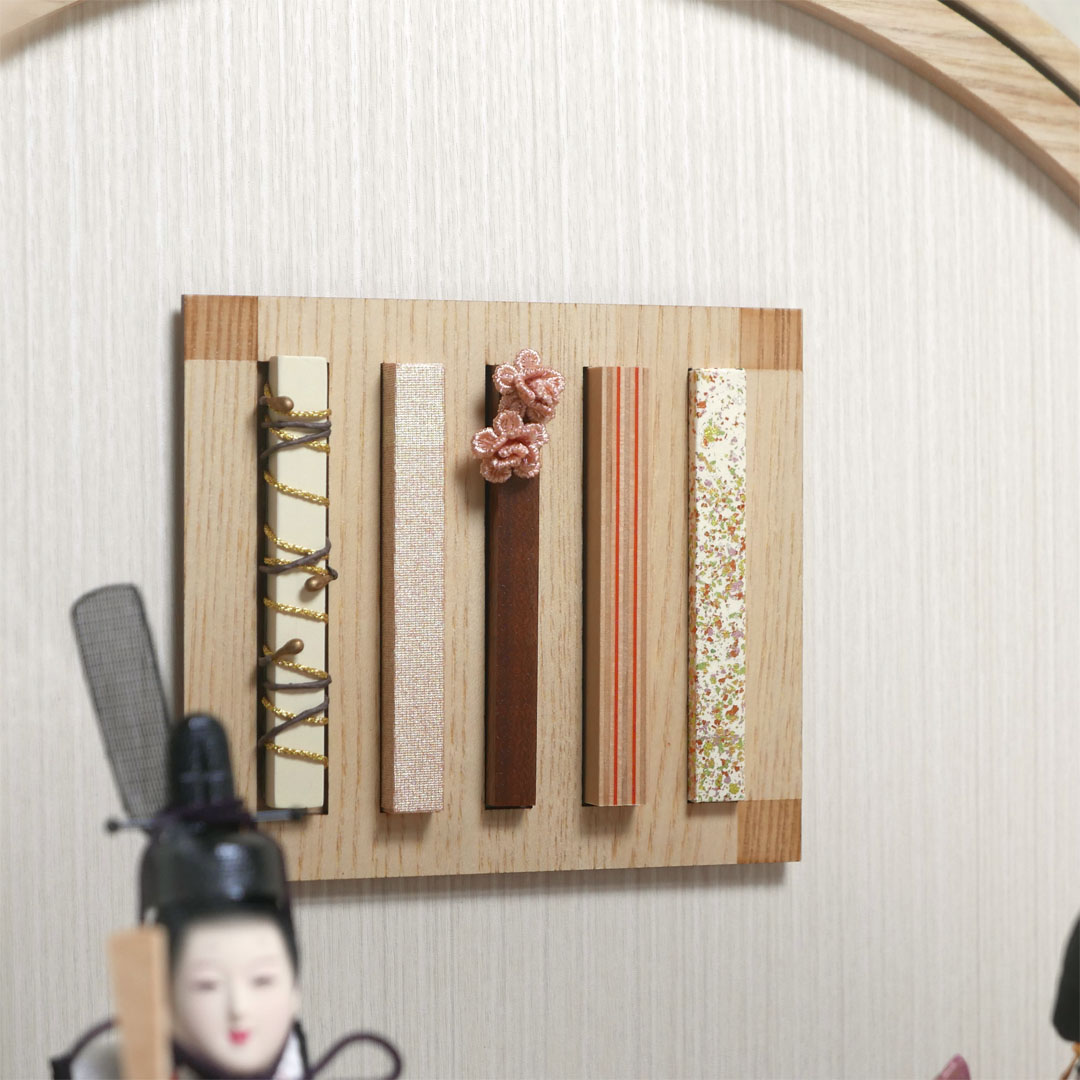 淡いピンク衣装の極小雛人形アクリル円型ケース飾り