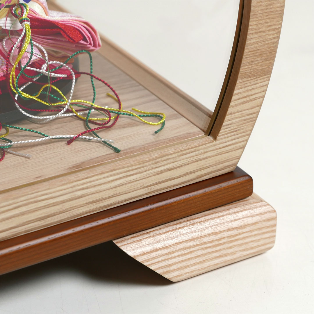 淡いピンク衣装の極小雛人形アクリル円型ケース飾り