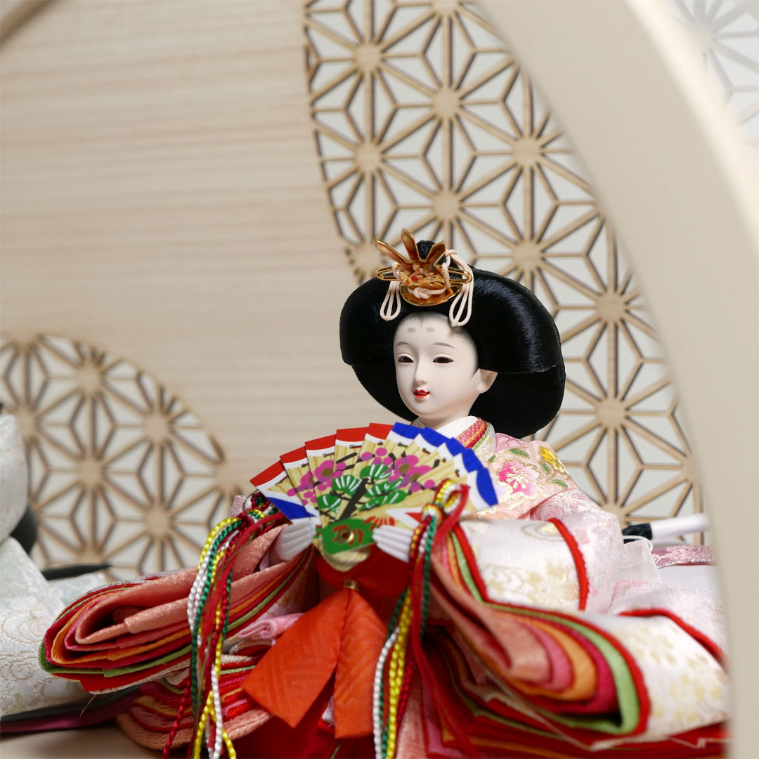 薄ピンクと薄緑の流水桜衣装雛人形アクリル円型ベージュケース飾り