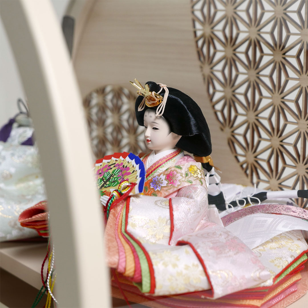 薄ピンクと薄緑の流水桜衣装雛人形アクリル円型ベージュケース飾り