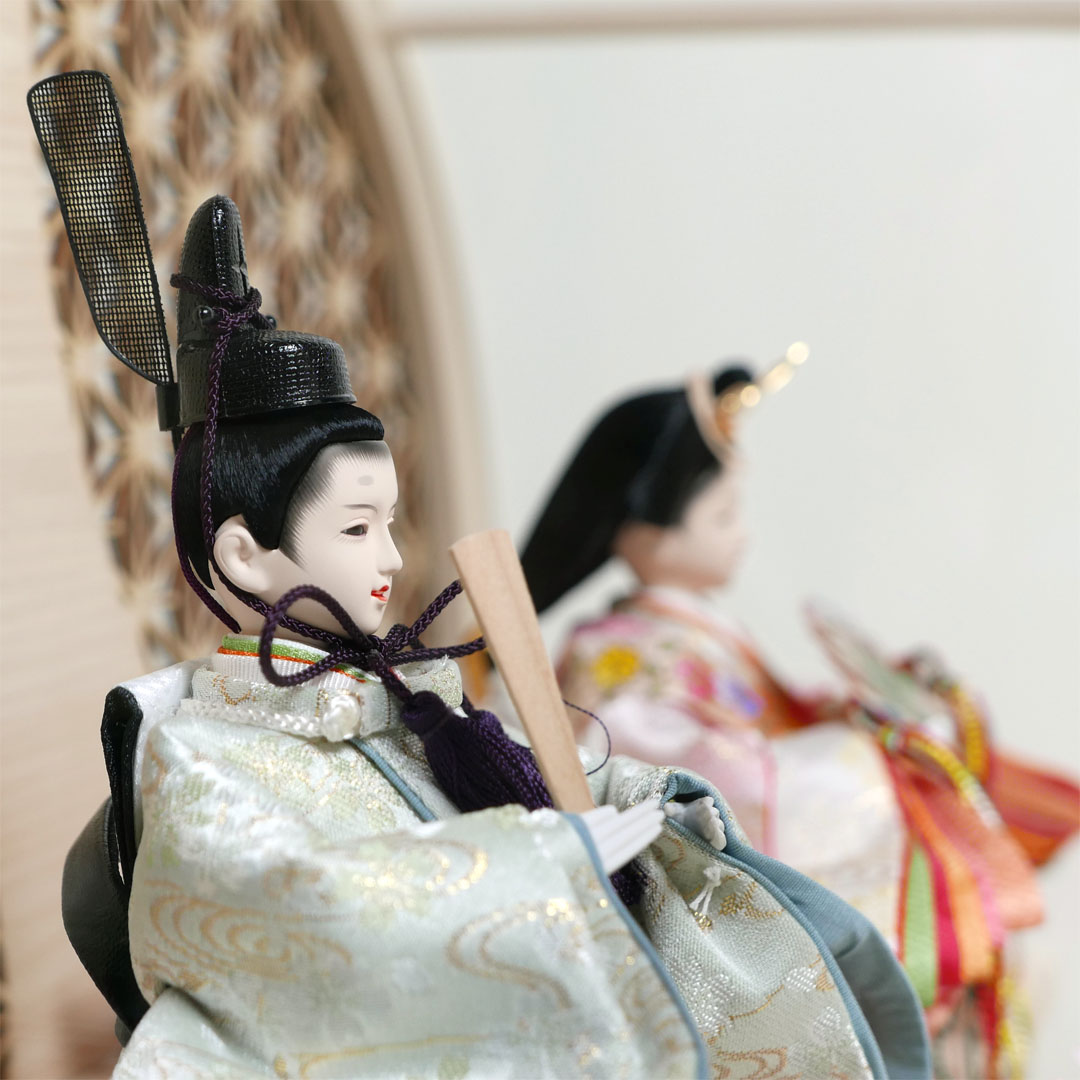 薄ピンクと薄緑の流水桜衣装雛人形アクリル円型ベージュケース飾り