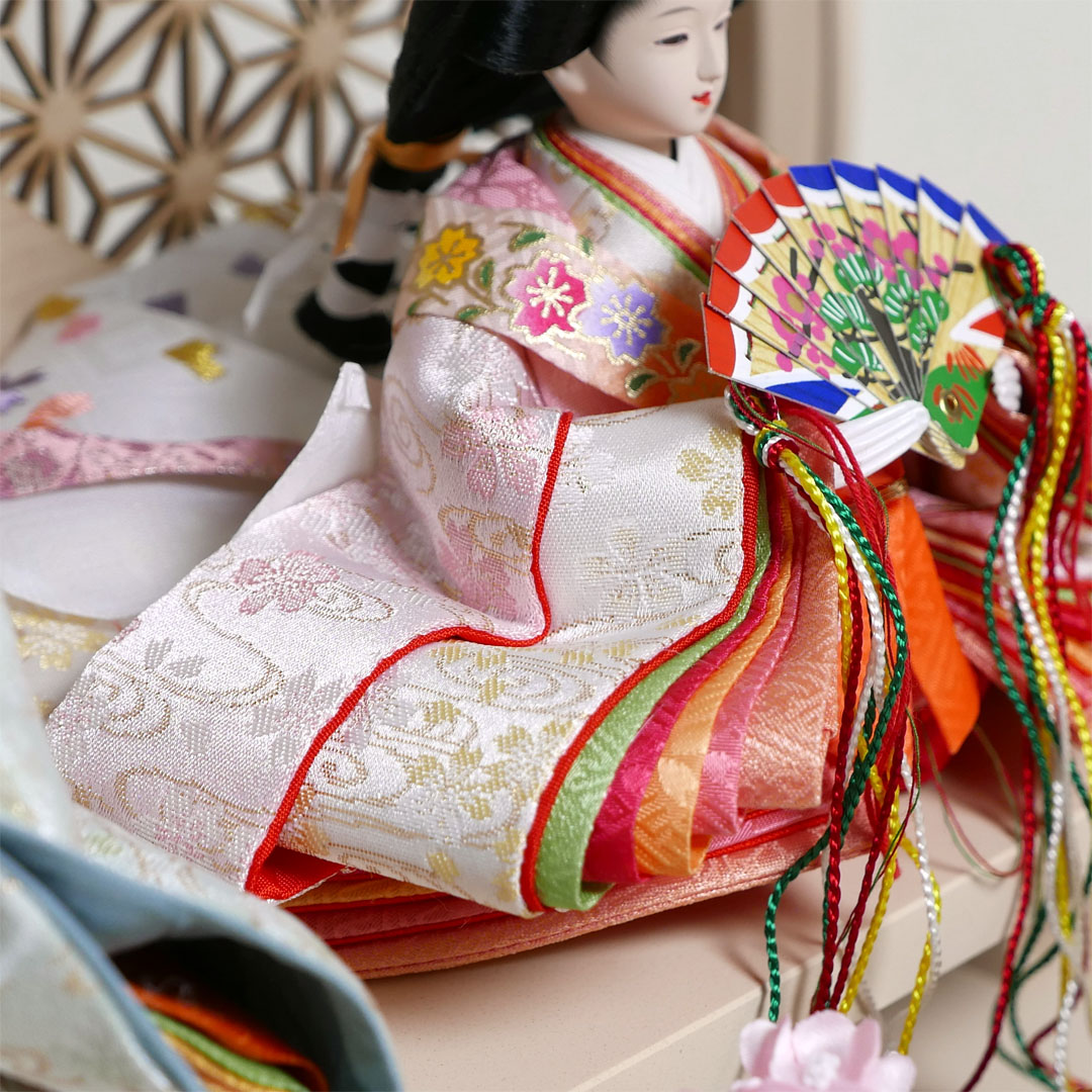 薄ピンクと薄緑の流水桜衣装雛人形アクリル円型ベージュケース飾り