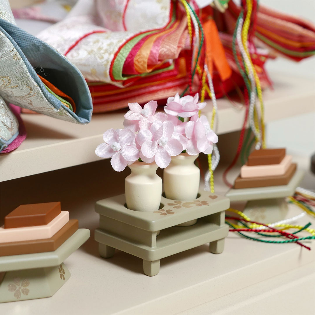 薄ピンクと薄緑の流水桜衣装雛人形アクリル円型ベージュケース飾り