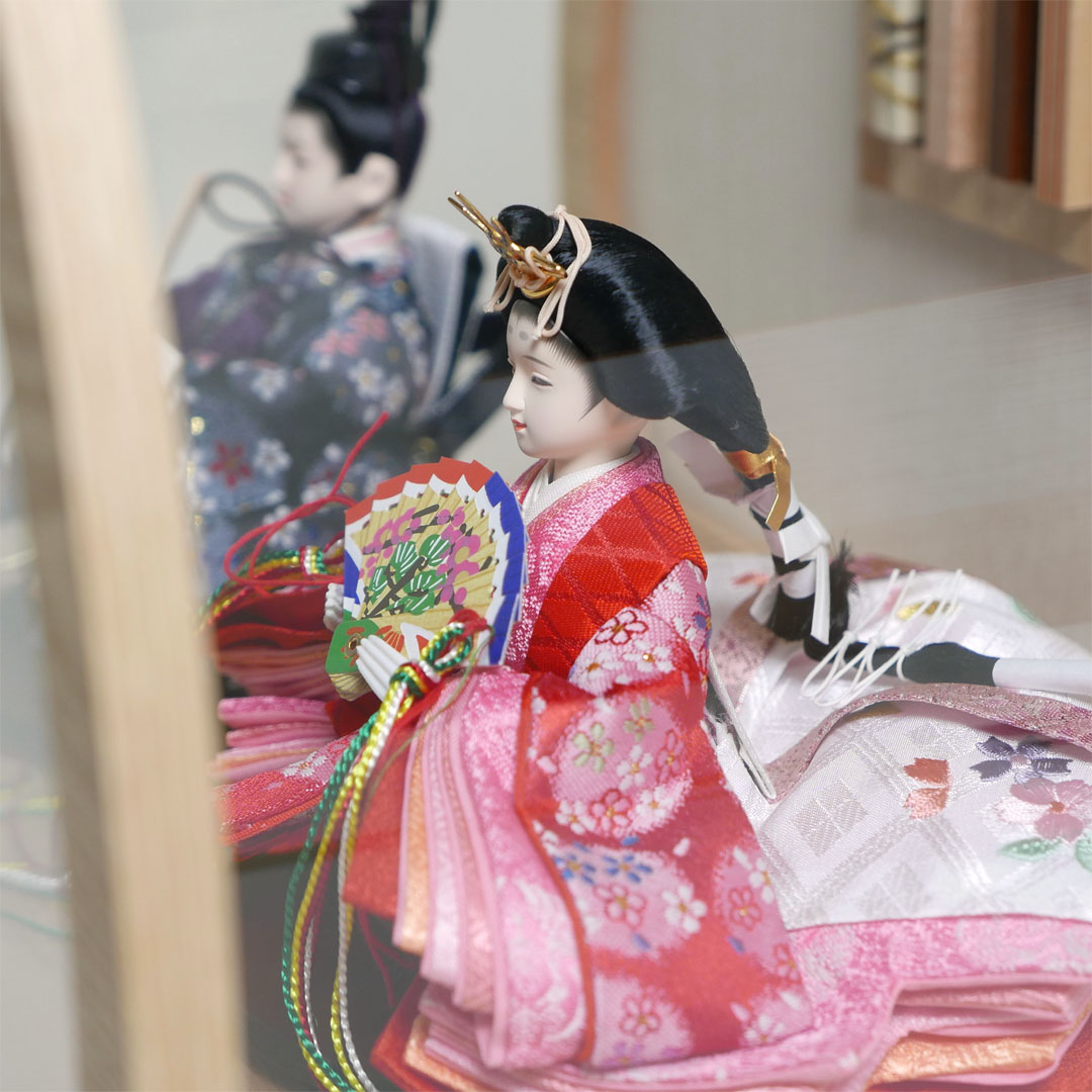 霞小花柄衣装の雛人形アクリル円型ケース飾り