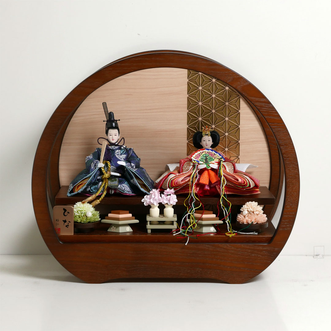 ピンクと青の有職文様衣装の雛人形アクリル円型オーク塗飾り