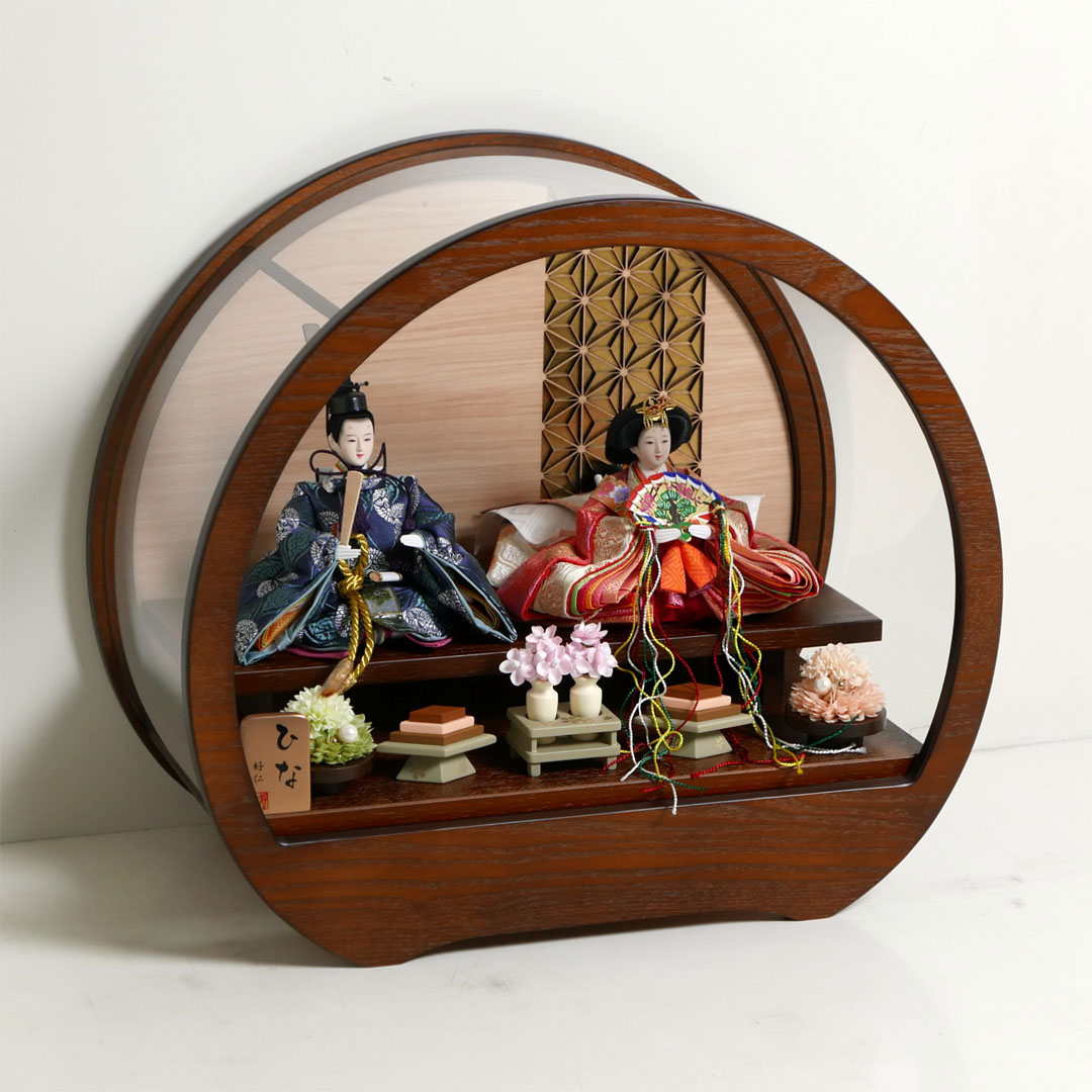 ピンクと青の有職文様衣装の雛人形アクリル円型オーク塗飾り