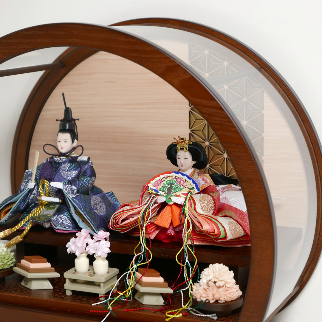 ピンクと青の有職文様衣装の雛人形アクリル円型オーク塗飾り