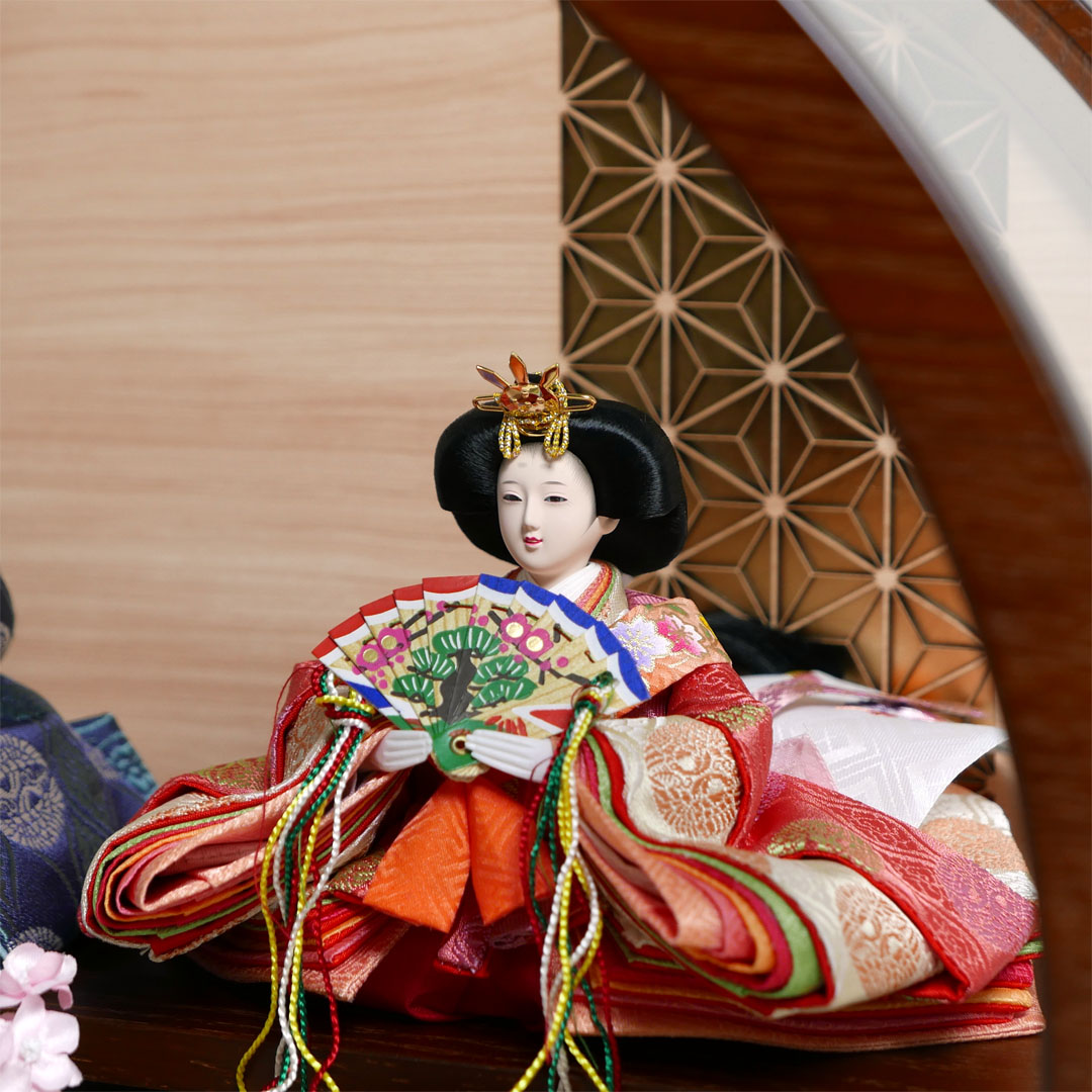 ピンクと青の有職文様衣装の雛人形アクリル円型オーク塗飾り