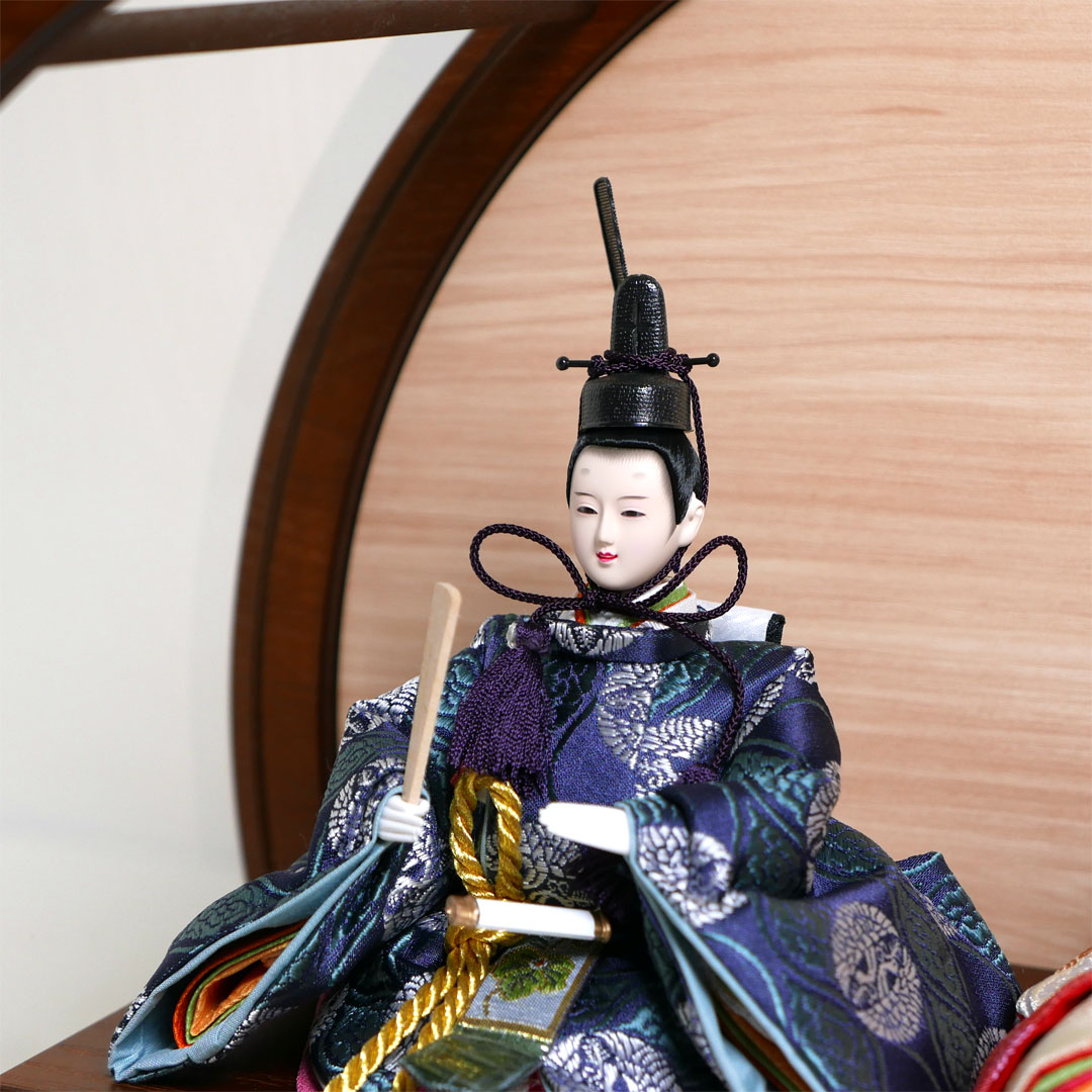 ピンクと青の有職文様衣装の雛人形アクリル円型オーク塗飾り