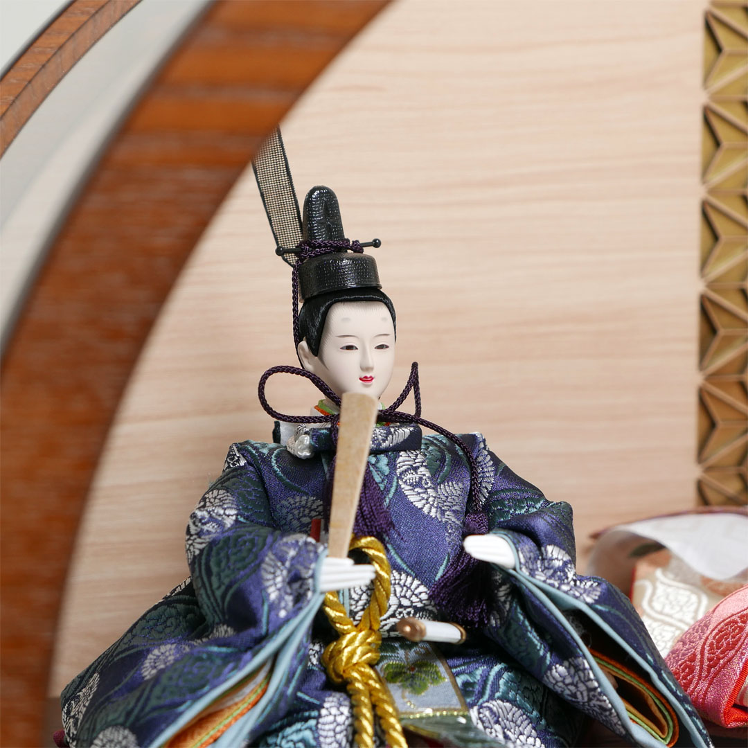 ピンクと青の有職文様衣装の雛人形アクリル円型オーク塗飾り