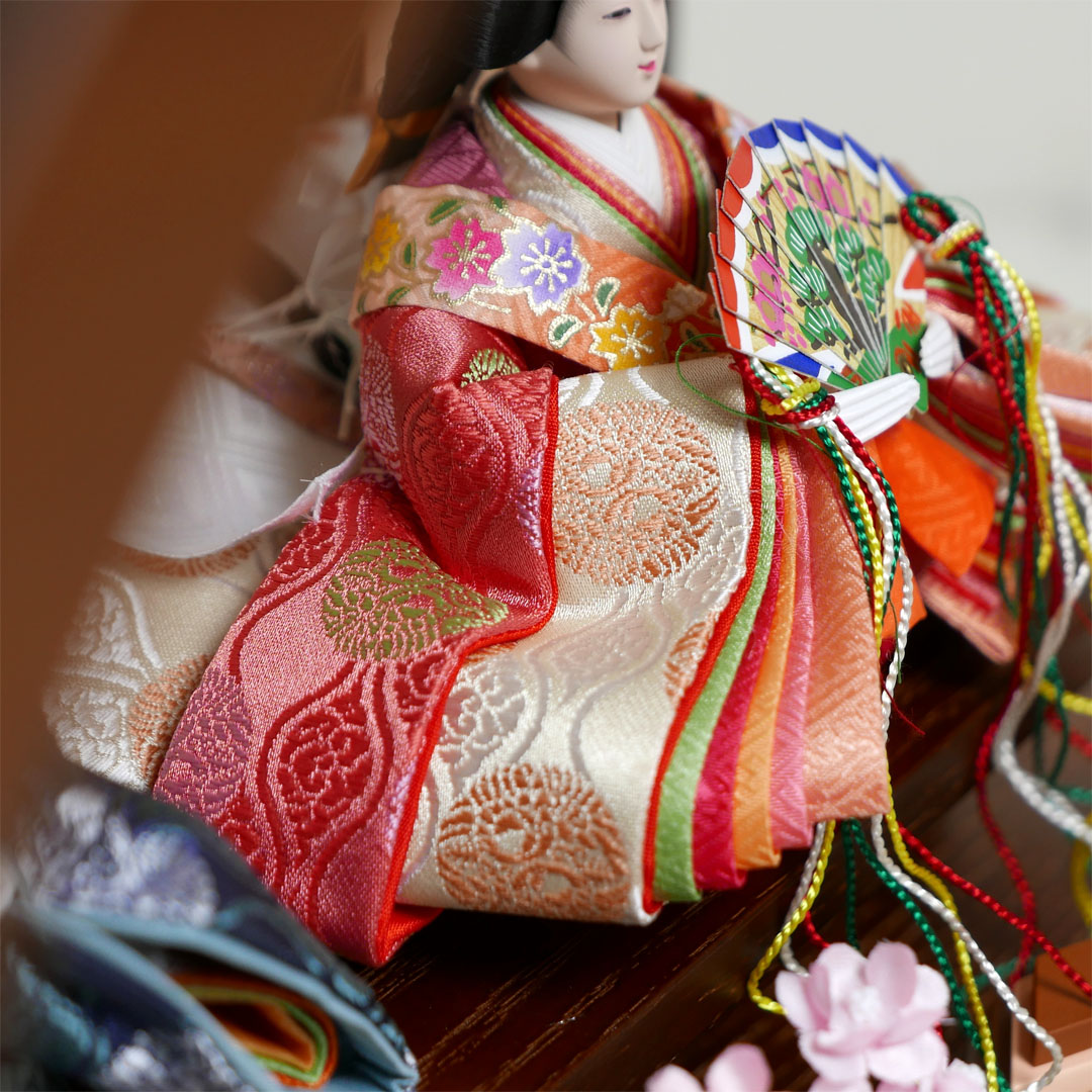 ピンクと青の有職文様衣装の雛人形アクリル円型オーク塗飾り