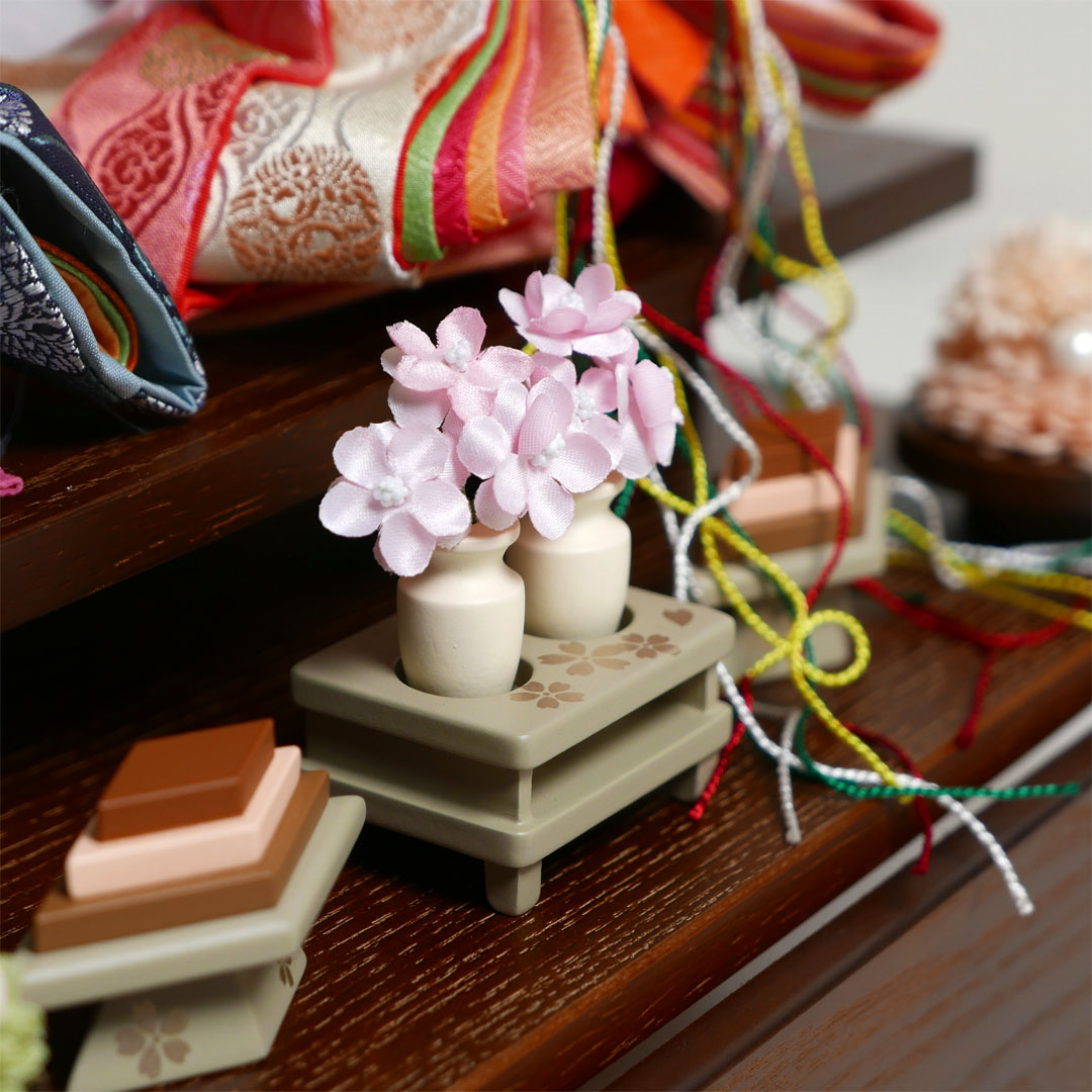 ピンクと青の有職文様衣装の雛人形アクリル円型オーク塗飾り