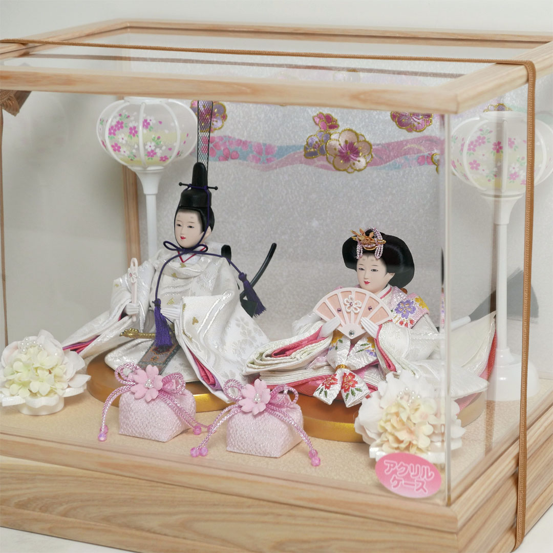 桜柄の白衣装に身を包んだ小芥子雛人形オールアクリルの木目ケース飾り