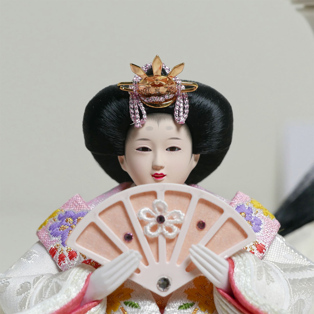 桜柄の白衣装に身を包んだ小芥子雛人形オールアクリルの木目ケース飾り