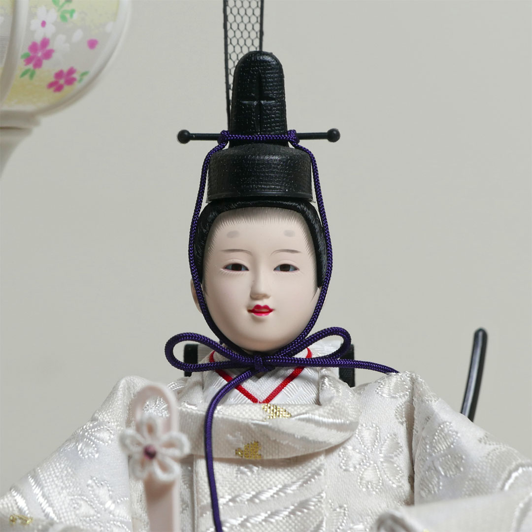 桜柄の白衣装に身を包んだ小芥子雛人形オールアクリルの木目ケース飾り