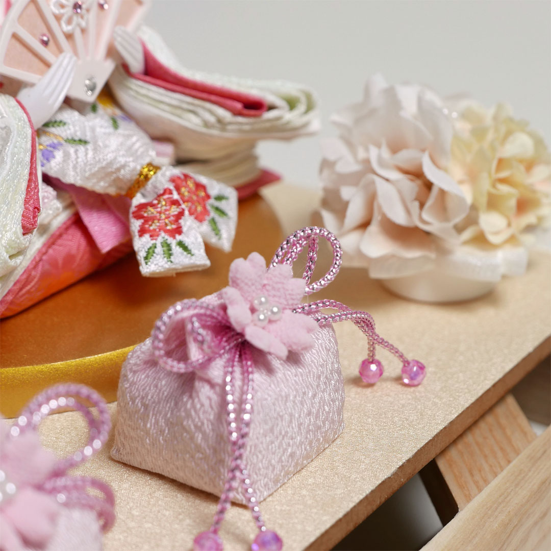 桜柄の白衣装に身を包んだ小芥子雛人形オールアクリルの木目ケース飾り