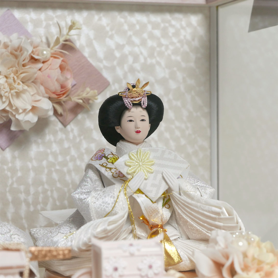 桜柄のラメホワイト衣装に身を包んだ小芥子雛人形前面アクリルのオパール塗ケース飾り