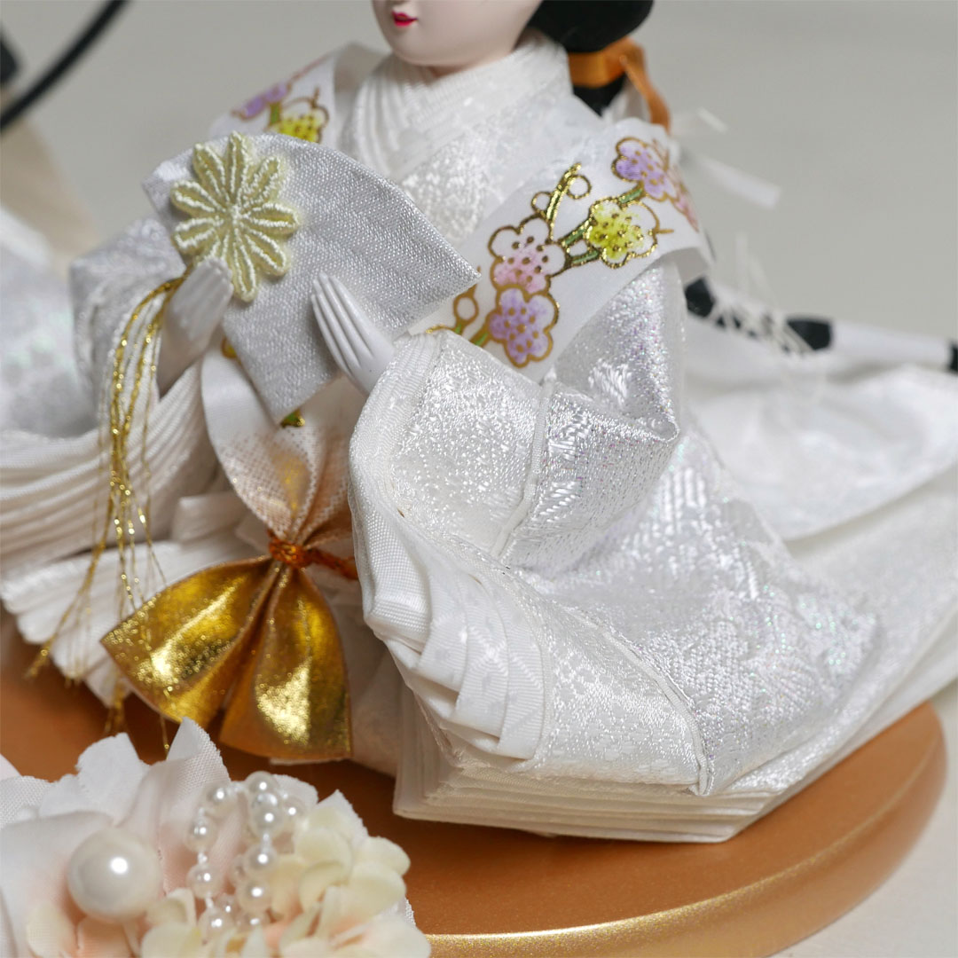 桜柄のラメホワイト衣装に身を包んだ小芥子雛人形前面アクリルのオパール塗ケース飾り