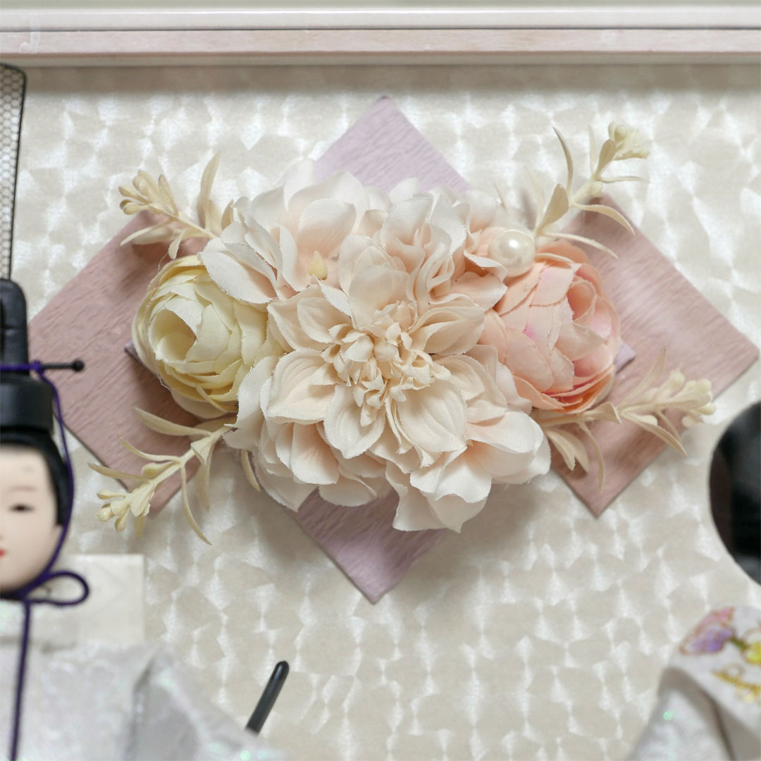 桜柄のラメホワイト衣装に身を包んだ小芥子雛人形前面アクリルのオパール塗ケース飾り