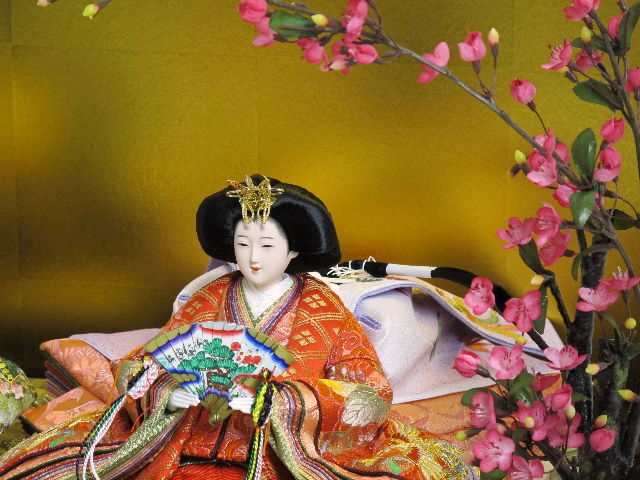 華やかな鳳凰の刺繍が特徴の雛人形ケース飾り