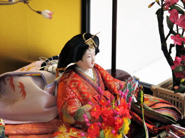 華やかな鳳凰の刺繍が特徴の雛人形ケース飾り