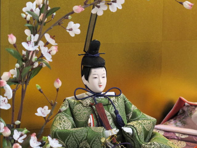 古典的な文様、丸の鶴を衣装に織り込んだ雛人形ケース飾り