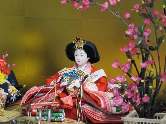 桜刺繍が豪華な赤い衣装の雛ケース飾り