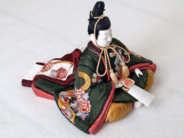 落ち着いた色合いの衣装を華やかに飾った伝統的工芸品の木目込み雛人形親王飾りです