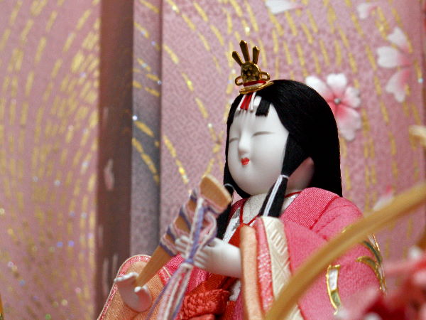桜が舞う華やかな衣装の木目込み雛人形
